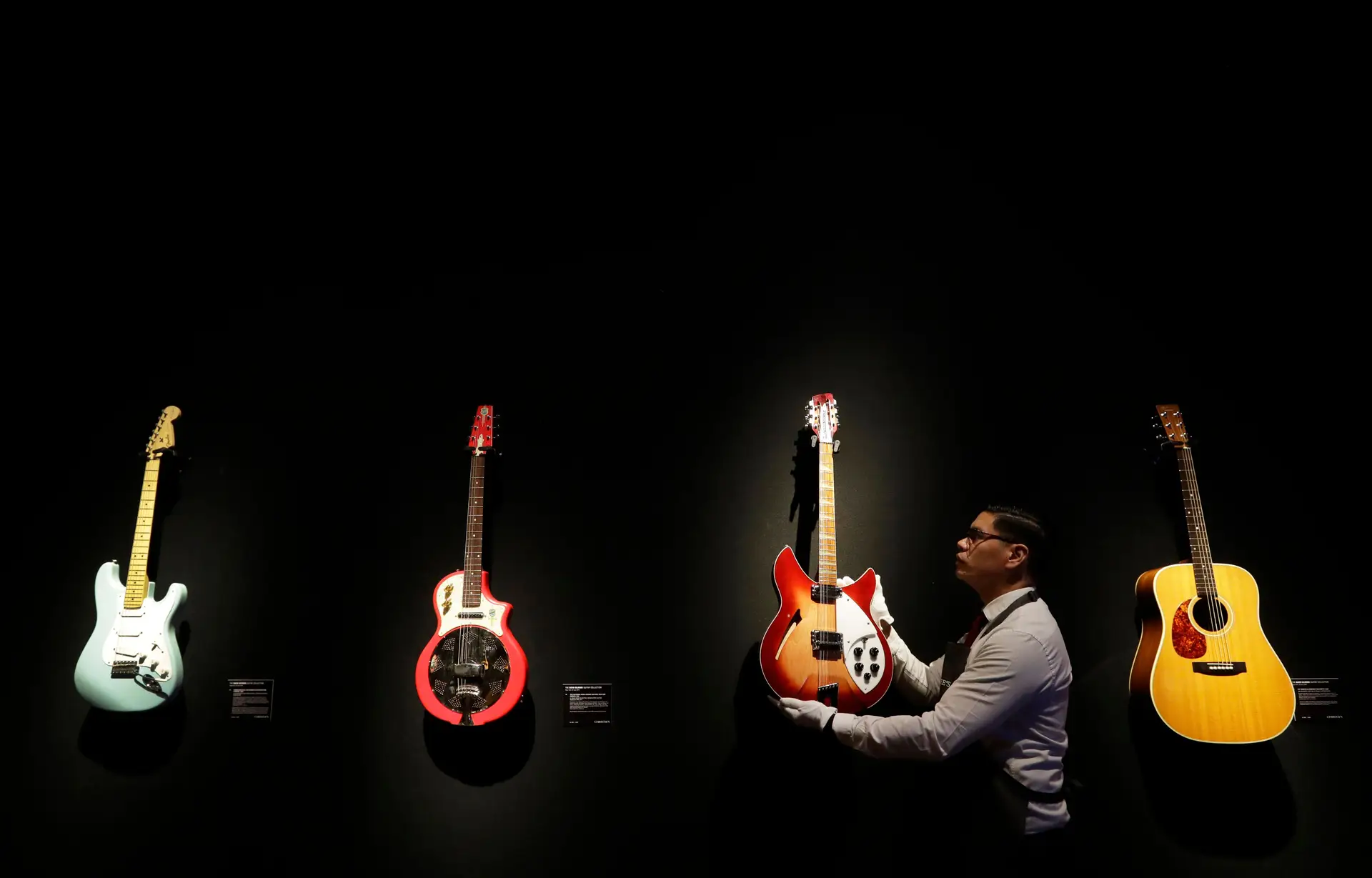 Guitarras da coleção de David Gilmour, guitarrista, cantor e compositor do Pink Floyd, nas salas de leilões da Christie's em Londres, 27 de março de 2019.