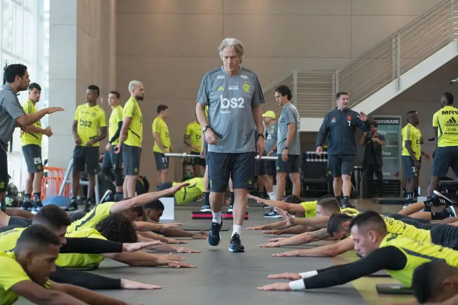 Adeptos do Flamengo brincam com o "profeta" Jorge Jesus