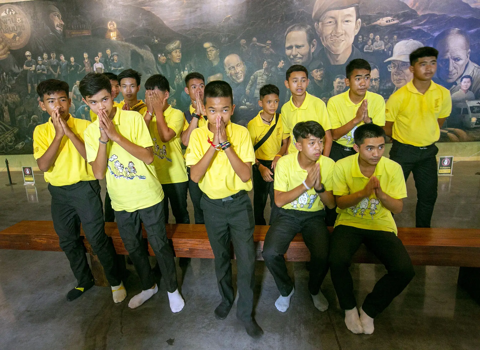 Jovens resgatados de gruta na Tailândia homenageiam mergulhador que morreu