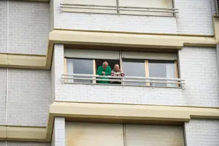 "Vimos a empresa de segurança a transportar garrafões de água para a porta do prédio Coutinho"