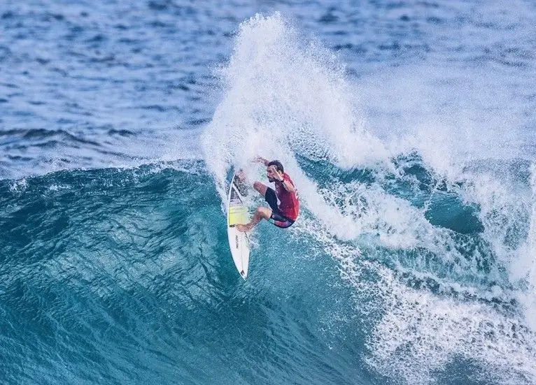 Frederico Morais e Vasco Ribeiro nas meias-finais do torneio de surf em Marrocos