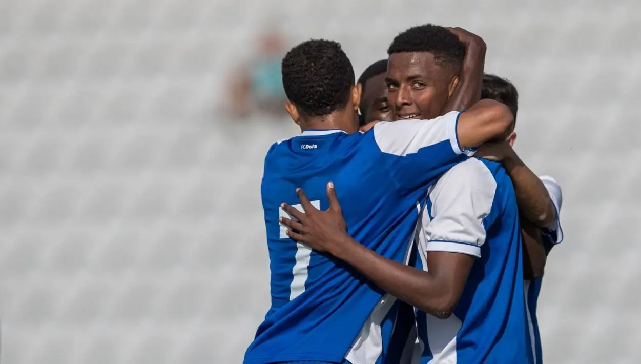 Joao Malek no centro da imagem.