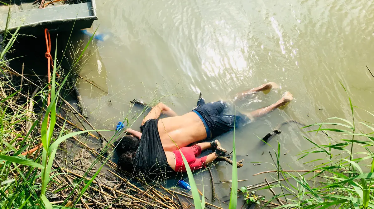 Os corpos de Oscar Alberto Martínez Ramírez e da filha de dois anos, Valeria, que morreram afogados quando tentavam chegar a nado aos Estados Unidos.