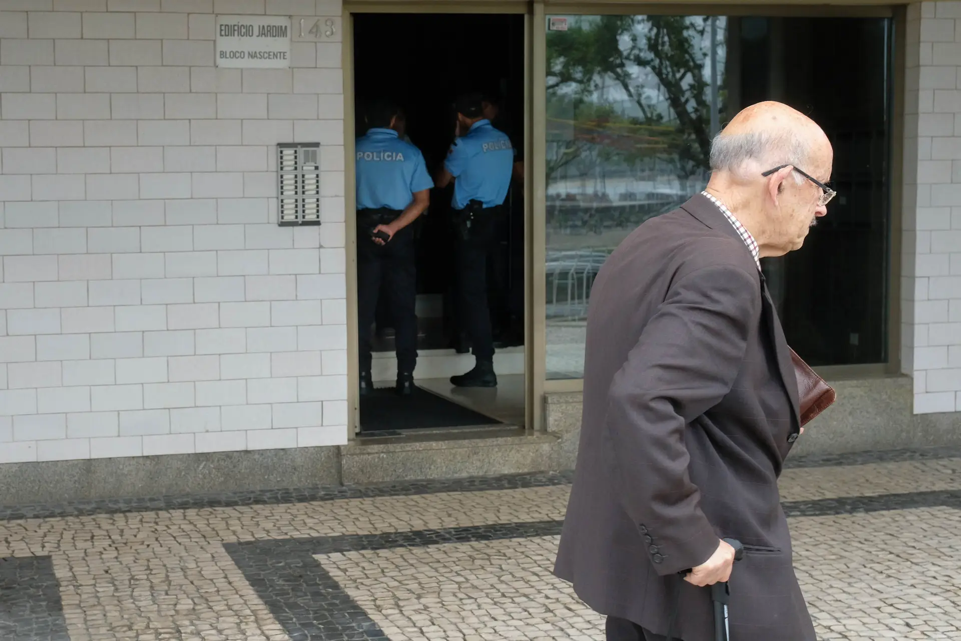 Já sem luz ou gás, 9 moradores esperam no prédio Coutinho que tribunal trave despejo