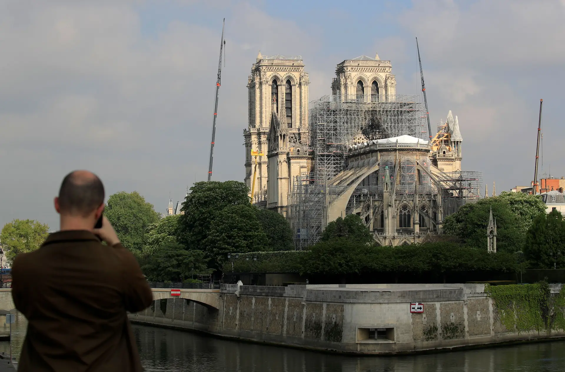 França investiga possibilidade de neglicência no incêndio na Notre Dame