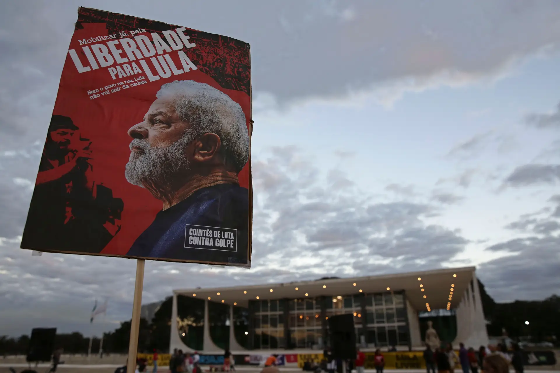 Cartaz de apoio ao ex Presidente Lula da Silva frente ao edifício do Supremo Tribunal do Brasil, na capital Brasília