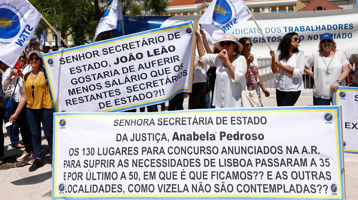 Trabalhadores dos Registos e Notariado manifestam-se em frente ao Ministério das Finanças, durante um protesto para exigir a promoção dos 261 oficiais de registos, da antiga carreira de escriturário para escriturário superior com efeitos a 01 de janeiro de 2018, melhores condições de higiene e segurança no trabalho e abertura de concursos para todos os lugares vagos, em Lisboa.
