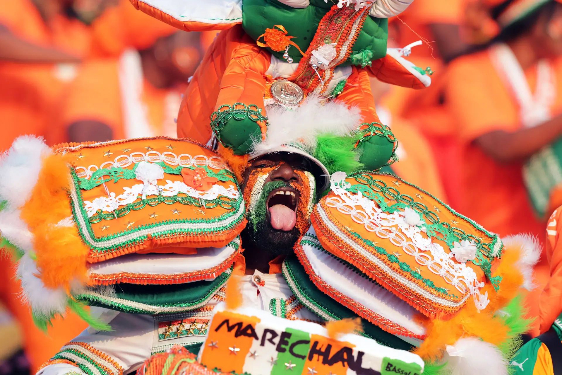 Um adepto da Costa do Marfim na Taça das Nações de África (CAN) durante um jogo entre a Costa do Marfim e Marrocos no Estádio Al-Salam, no Cairo, Egito.
