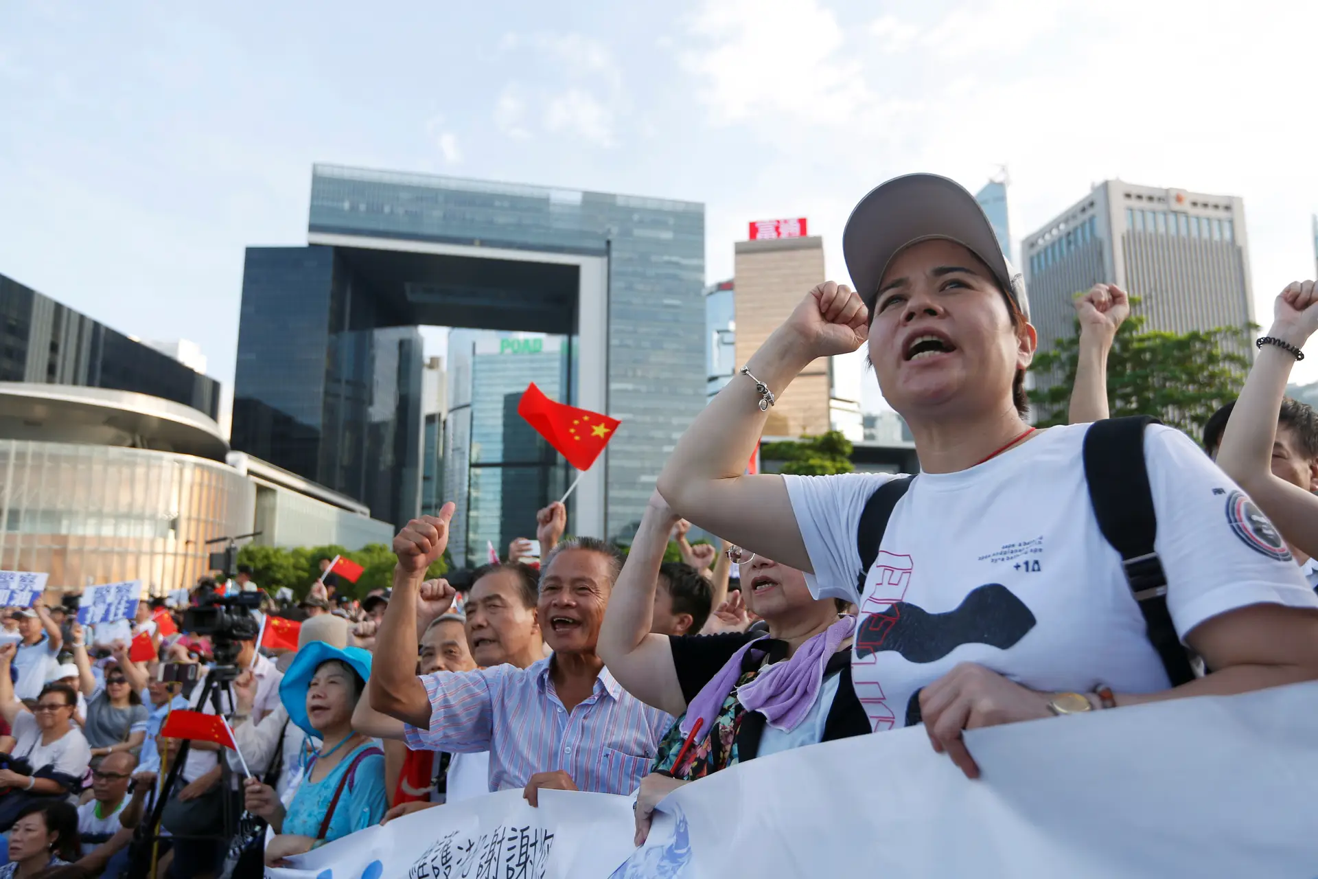 Milhares de manifestantes apoiam a polícia em Hong Kong