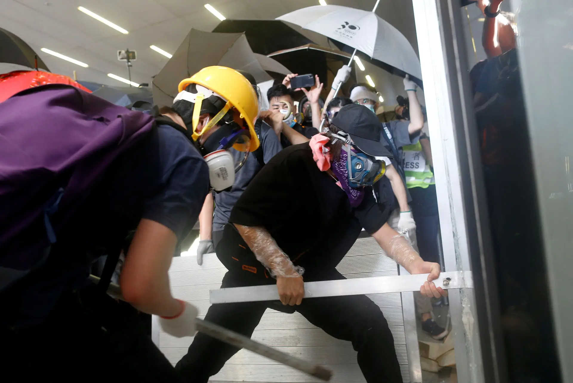 Manifestantes investem contra a entrada do Conselho Legislativo de Hong Kong