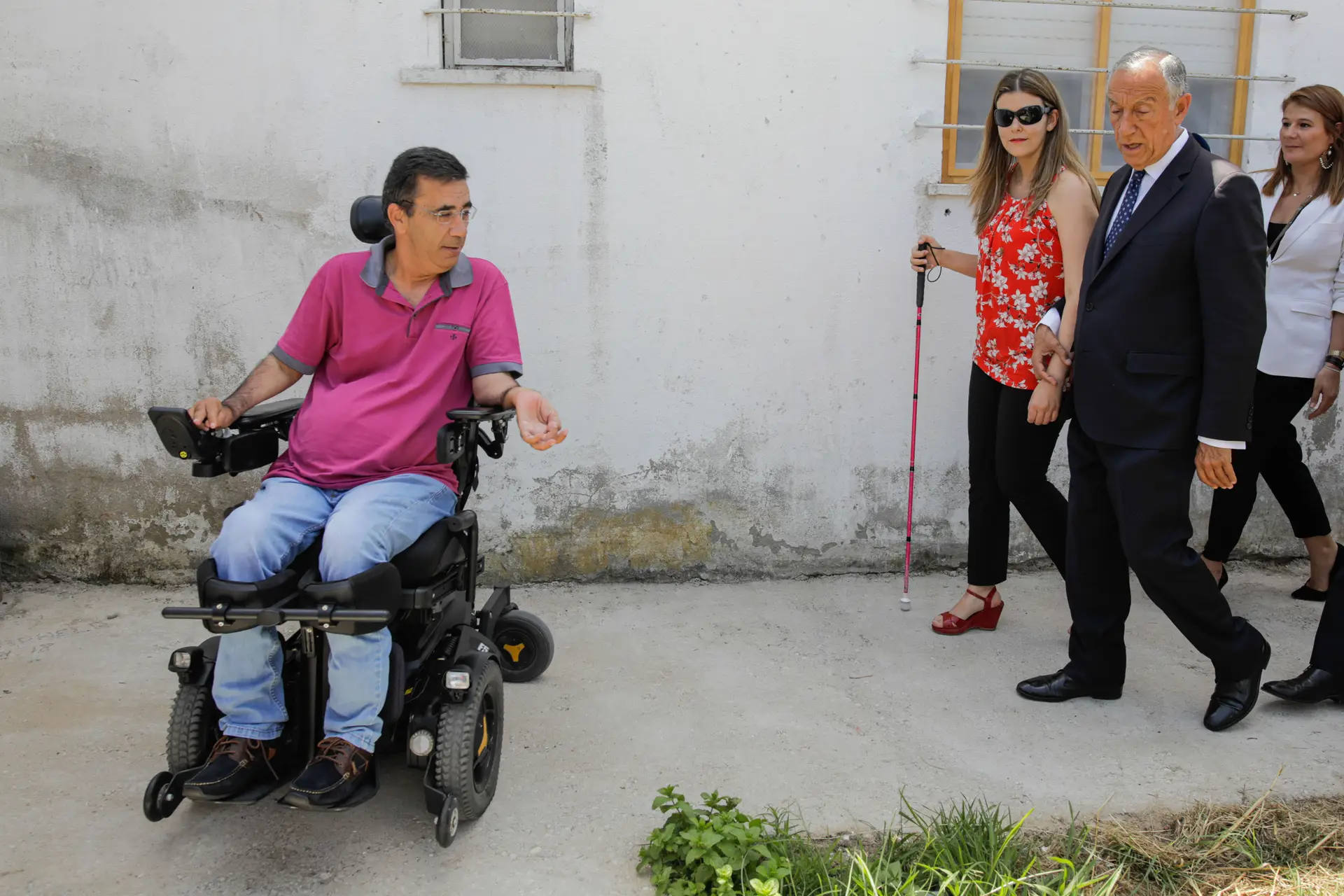 O Presidente da República, Marcelo Rebelo de Sousa, acompanhado pela secretária de Estado da Inclusão das Pessoas com Deficiência, Ana Sofia Antunes, durante a visita a Eduardo Jorge, tetraplégico que já está em casa na Aldeia de Concavada, em processo piloto do modelo Vida Independente, em Abrantes. 
