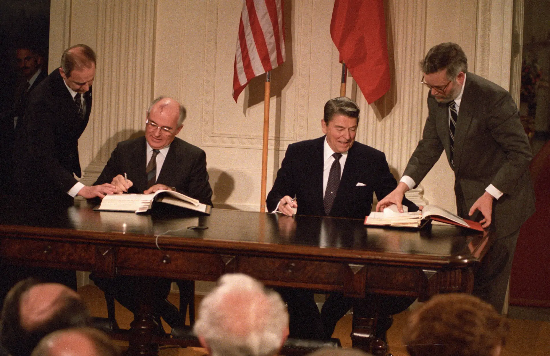 Tratado de Forças Nucleares de Intermediário (INF) foi assinado na Casa Branca, em Washington, EUA, a 8 de dezembro de 1987 pelos Presidentes dos EUA Ronald Reagan e da então União Soviética, Mikhail Gorbachev