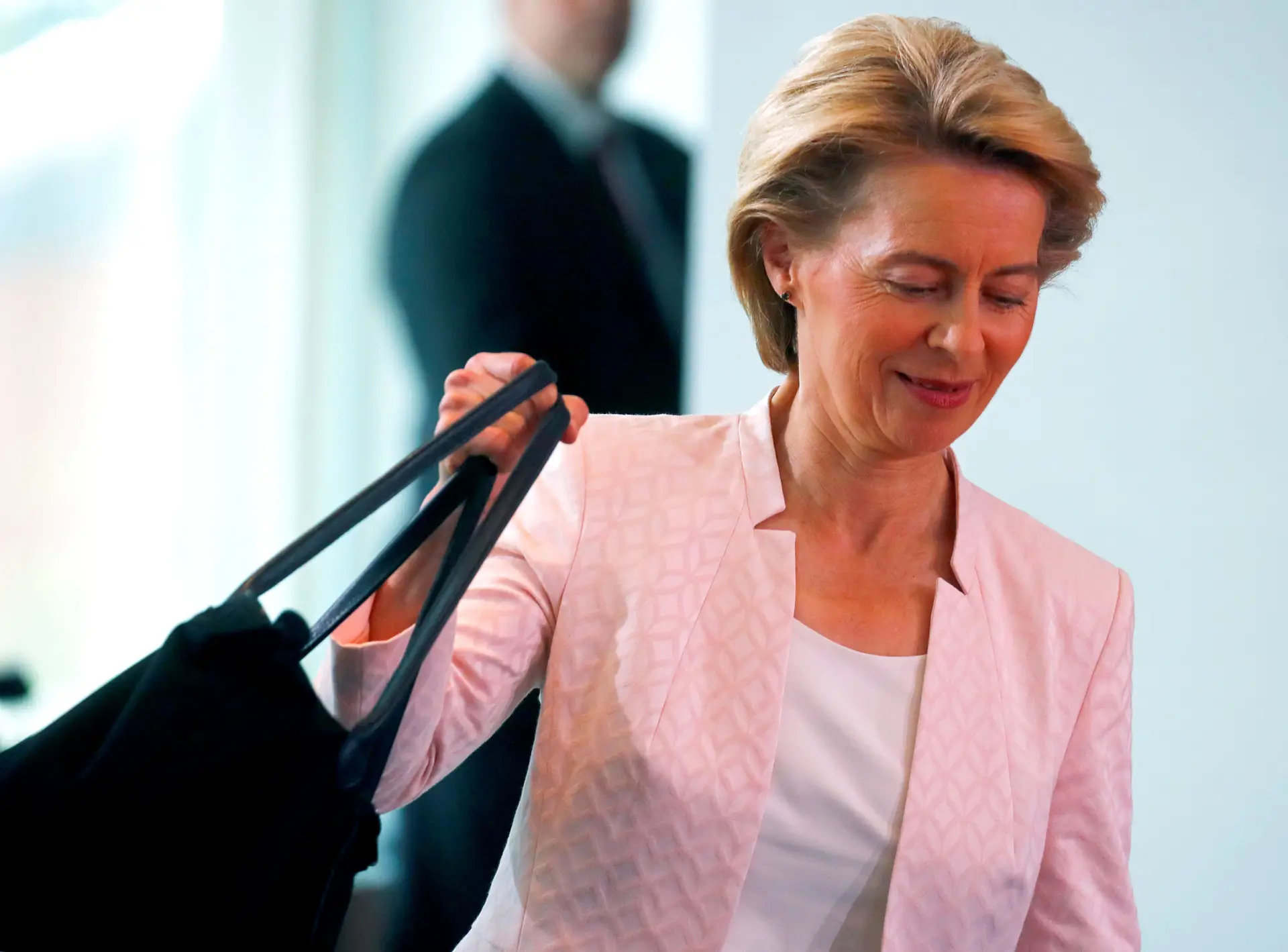 Presidente designada da Comissão Europeia esperada hoje no Parlamento Europeu