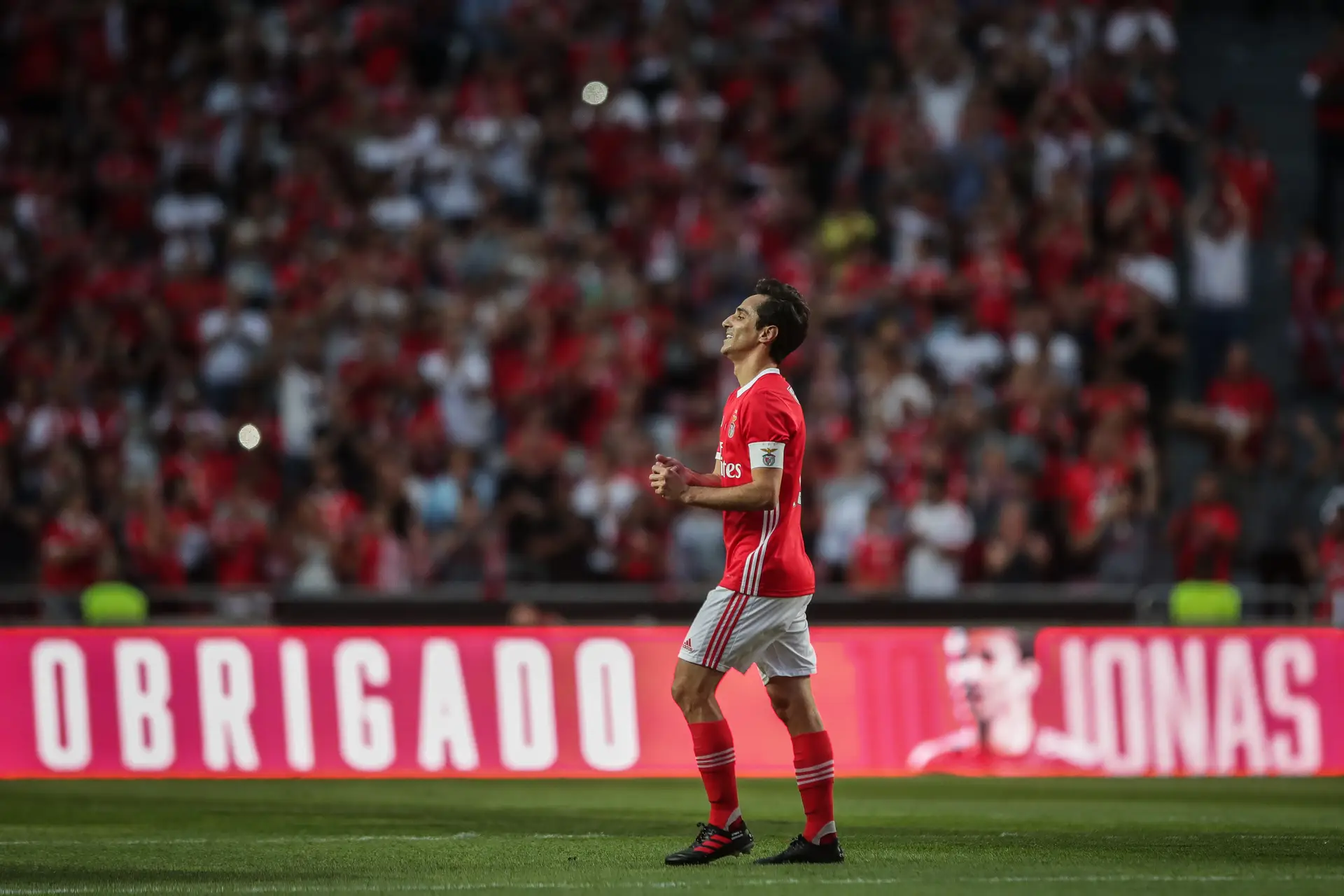 As imagens do emotivo adeus de Jonas aos relvados