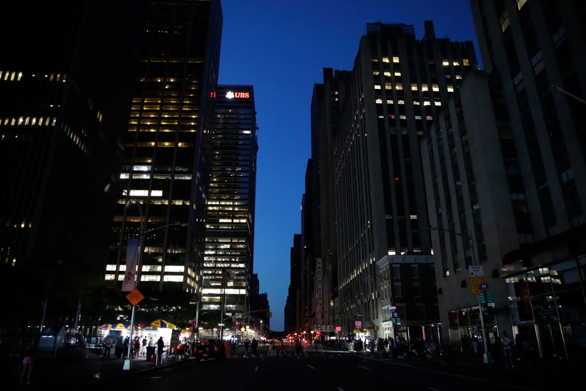 Apagão deixa Manhattan às escuras e 40 mil sem luz em Nova Iorque