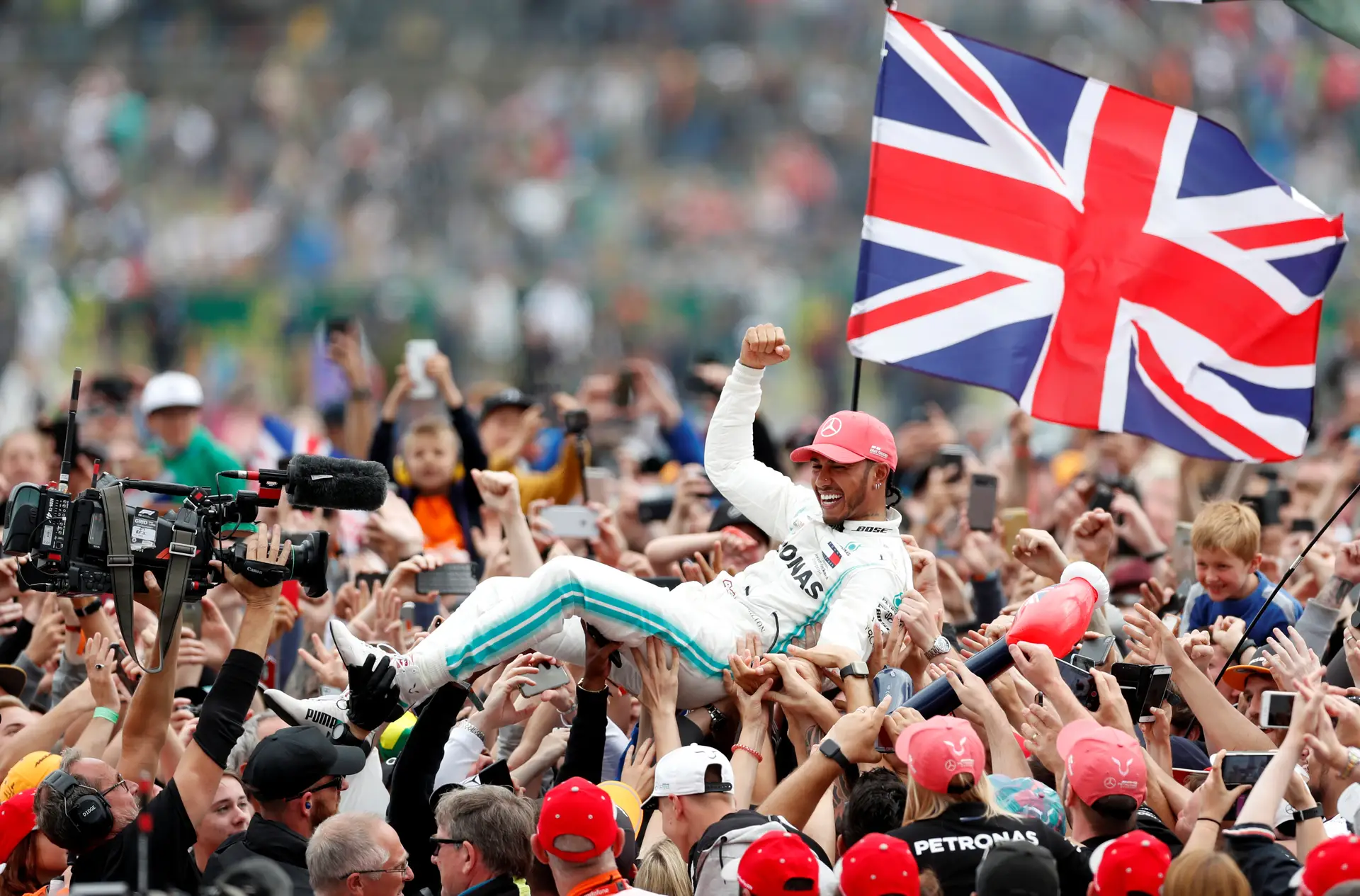 Hamilton fala em "sensação de vazio" com corridas de F1 sem público