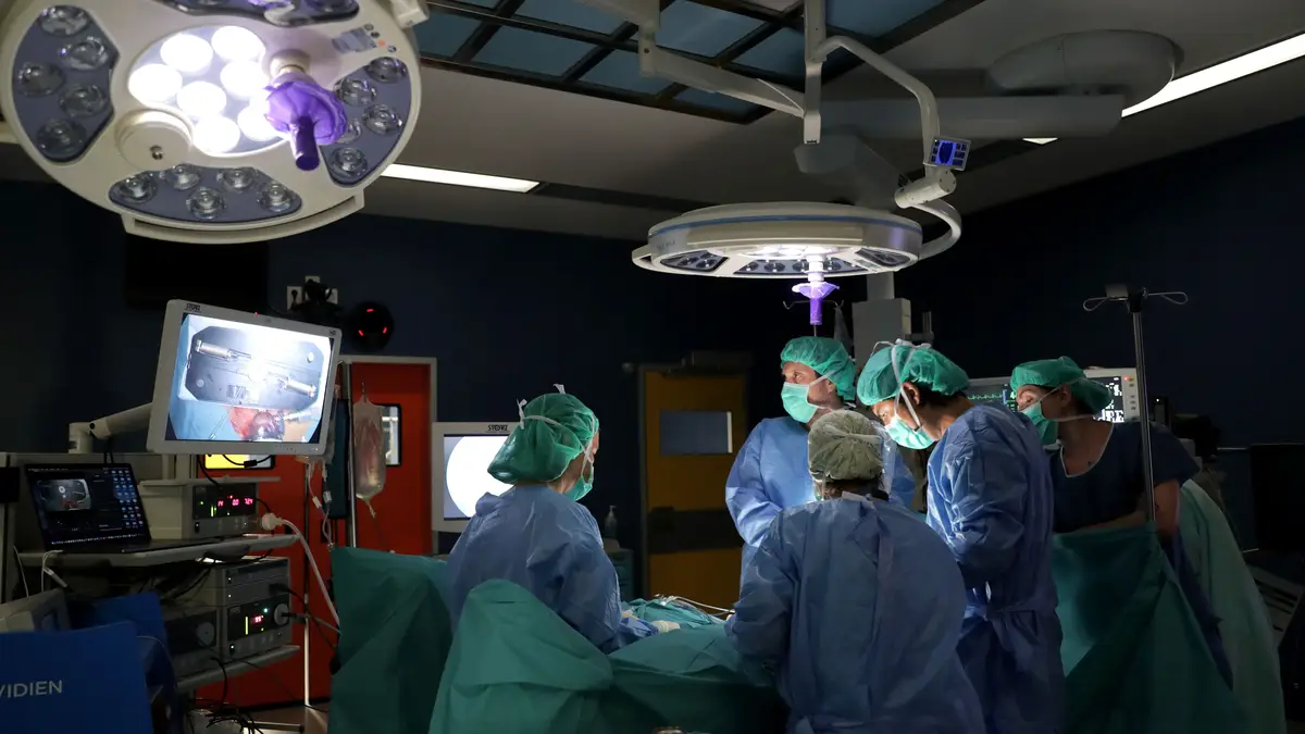 A equipa liderada pelo cirurgião Hélder Ferreira realiza uma cirurgia "inovadora" e minimamente invasiva no tratamento de malformações uterinas e vaginais que afeta uma em cada 4.500 jovens mulheres, no Centro Materno Infantil do Norte, no Porto.