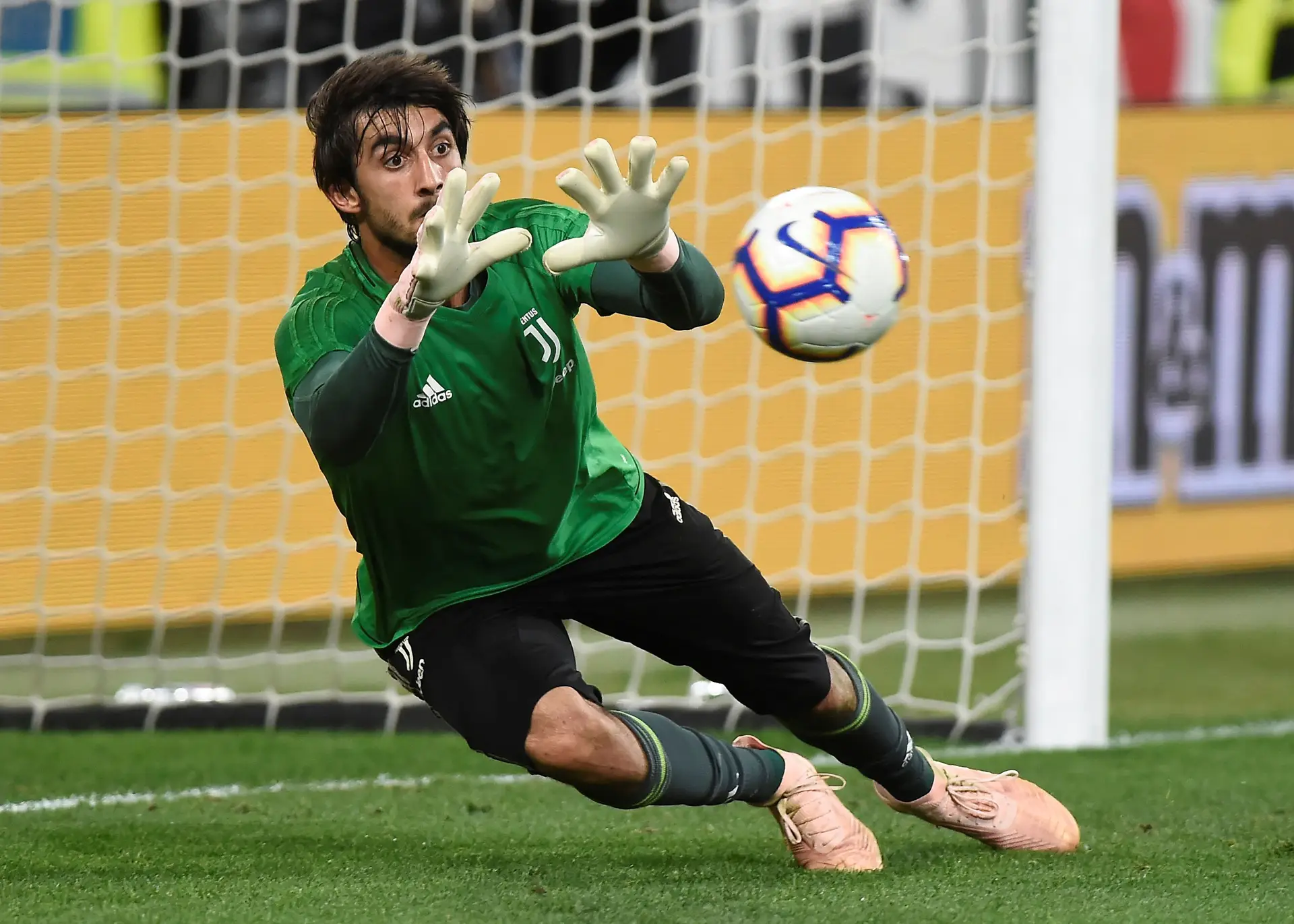 Mattia Perin chumba nos exames médicos no Benfica