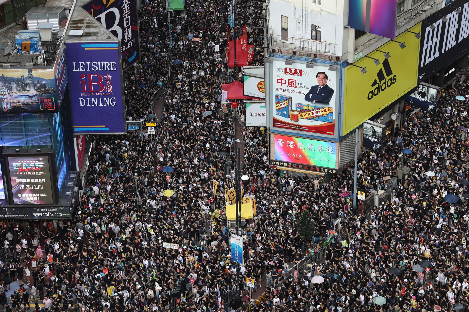 Dezenas de milhares de manifestantes nas ruas de Hong Kong