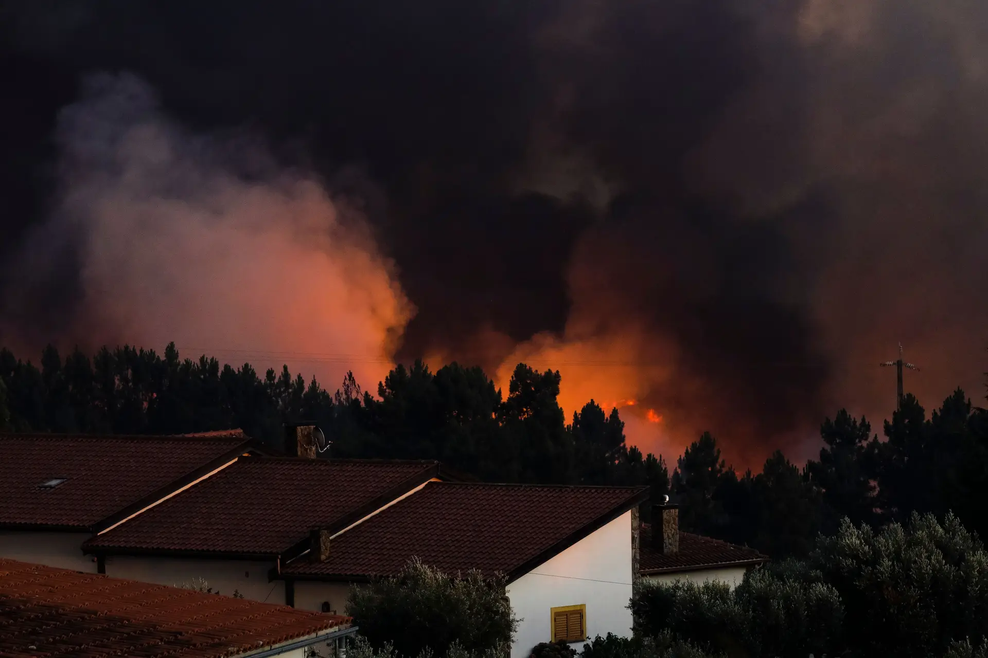 Chamas destruíram duas casas de primeira habitação em Mação