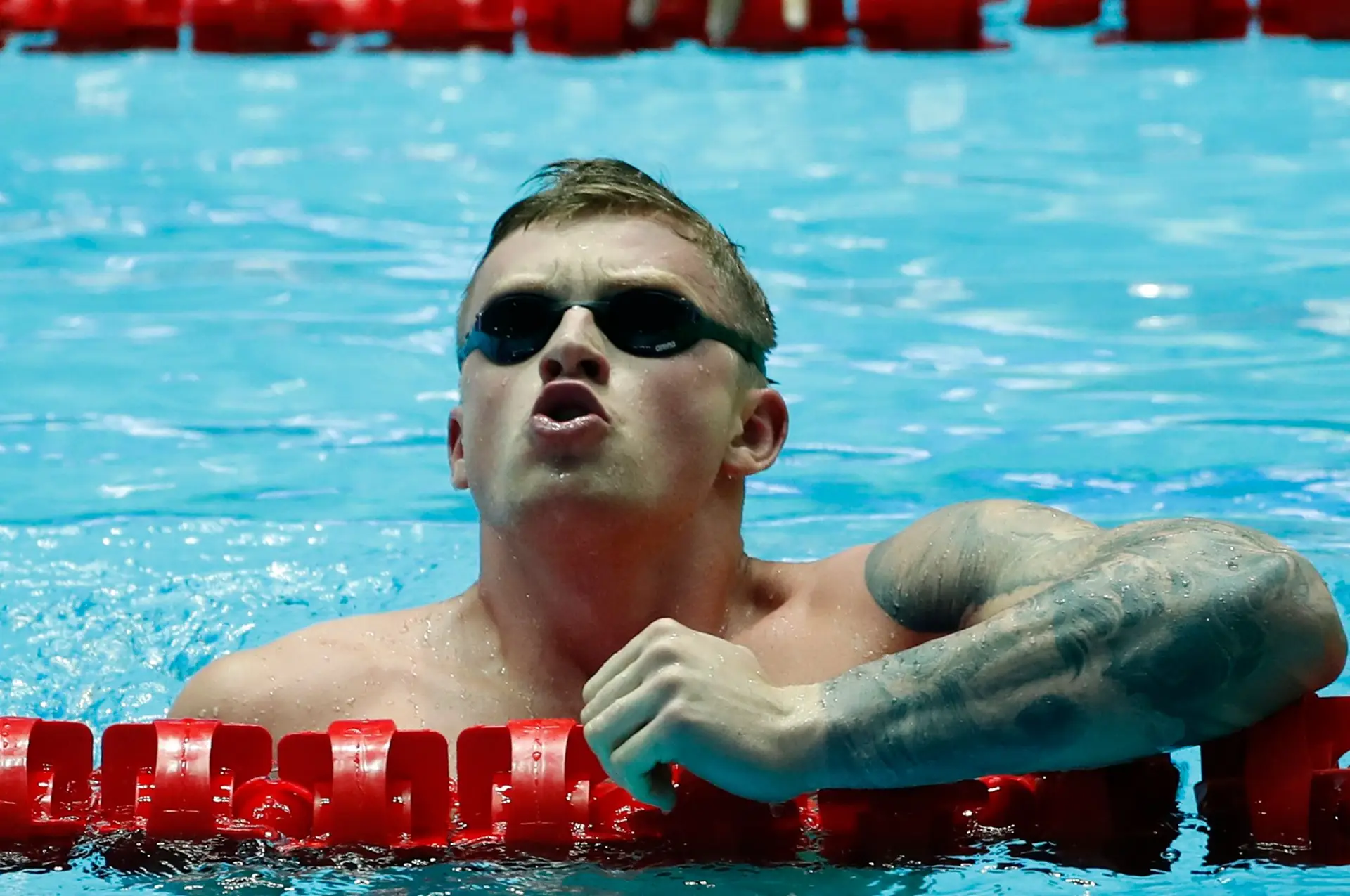 Peaty continua a reinar nos bruços