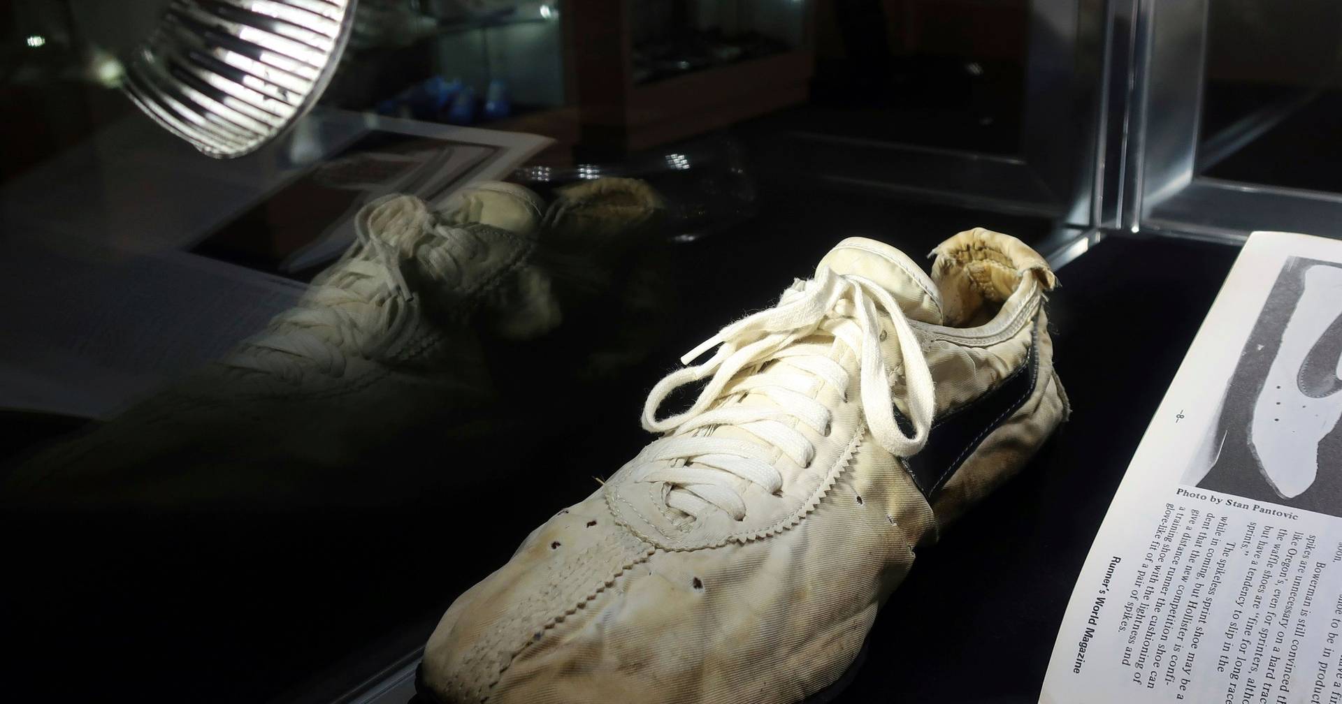 Tenis Raros Ténis raros da Nike leiloados por mais de 390 mil euros - SIC Notícias
