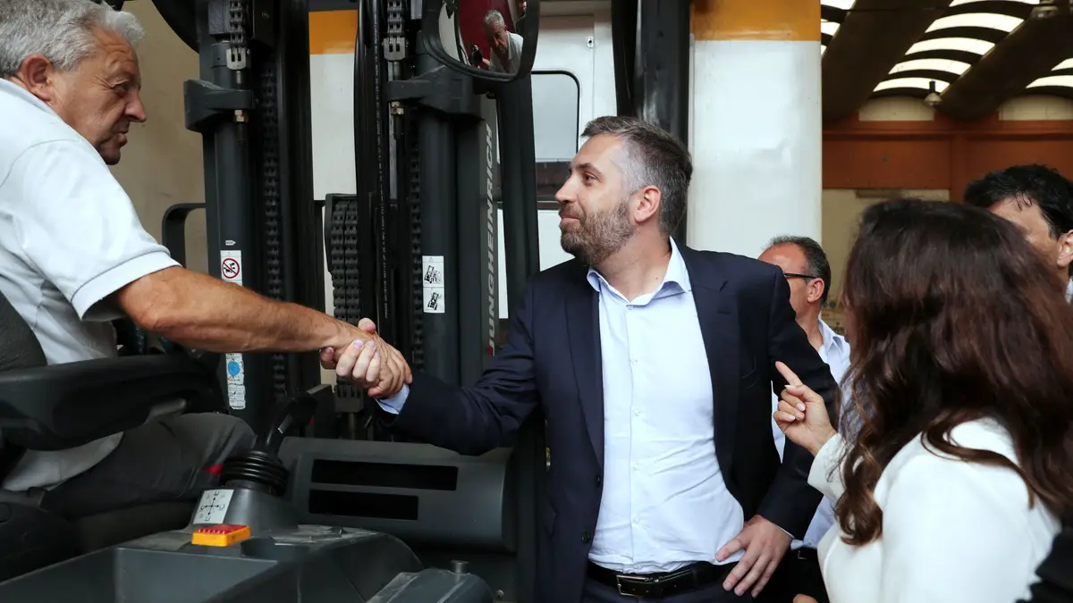O ministro das Infraestruturas e da Habitação, Pedro Nuno Santos, cumprimenta um trabalhador durante a visita às oficinas da CP/EMEF em Guifões, Matosinhos. 