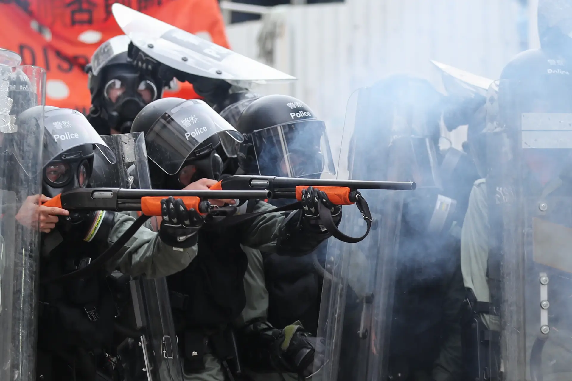 Polícia de Hong Kong dispara balas de borracha contra manifestantes