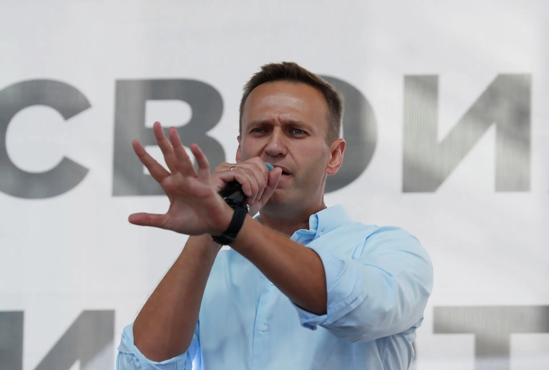 Alexei Navalny dispensado do hospital após envenenamento