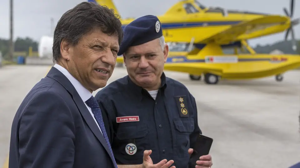 Secretário de Estado da Proteção Civil, José Artur Neves (esq.)