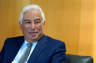 Pedido parecer sobre incompatibilidades relacionadas com contratos públicos de familiares de governantes