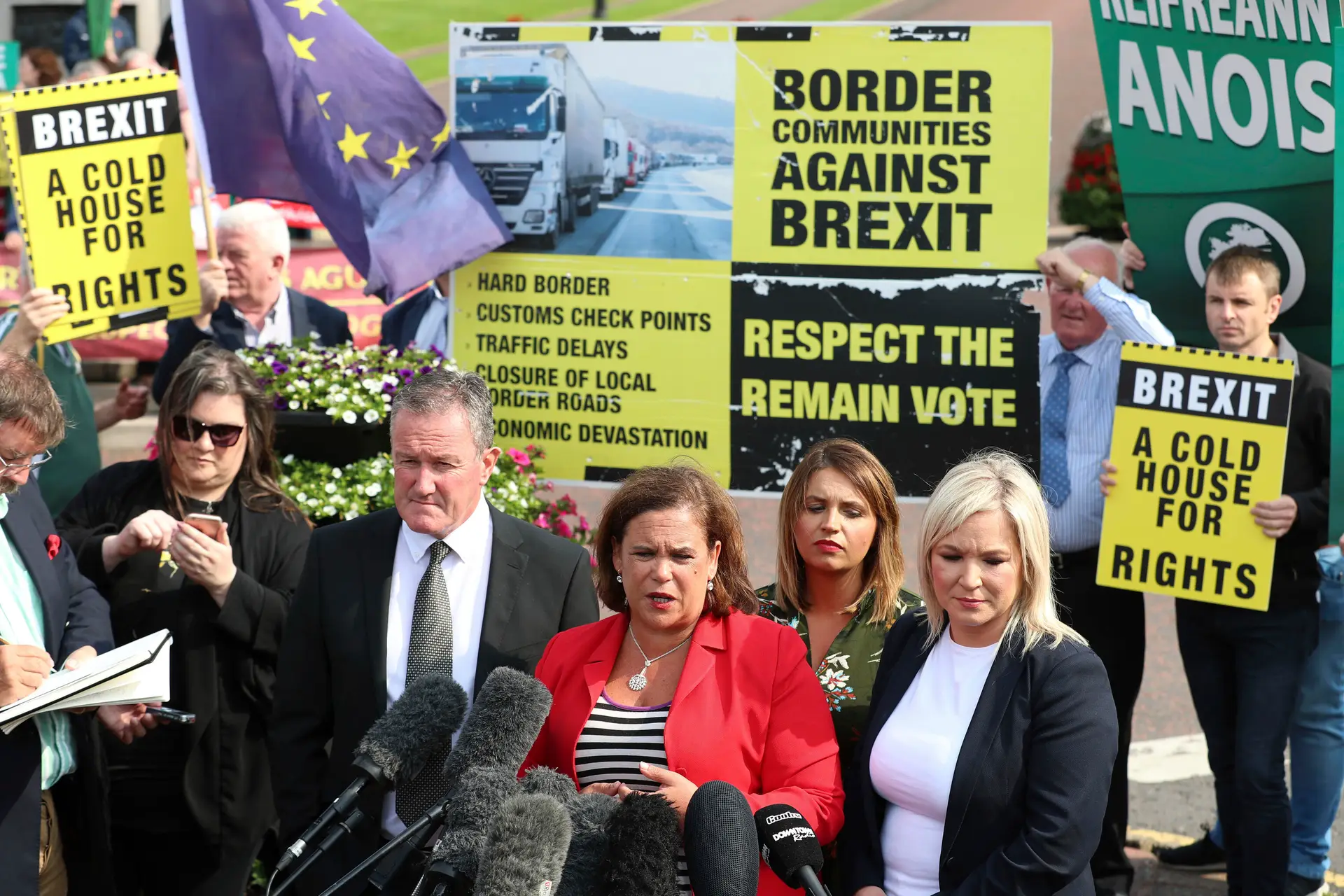 A presidente do partido Sinn Féin, Mary Lou McDonald, à saída do encontro com o novo Primeiro-ministro britânico em Belfast, na Irlanda