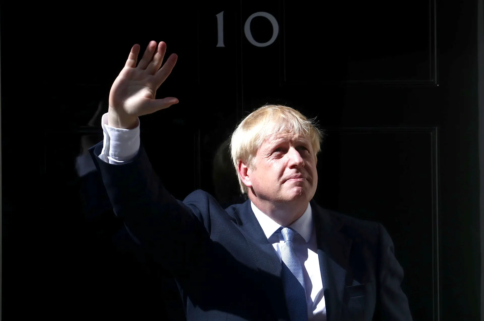 Primeiro-ministro britânico perde deputado na primeira derrota eleitoral