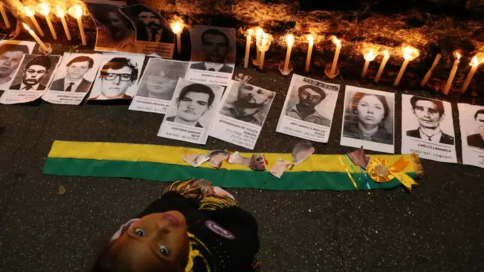 Resultado de imagem para ManifestaÃ§Ã£o em SÃ£o Paulo contesta posiÃ§Ãµes prÃ³-ditadura militar de Bolsonaro