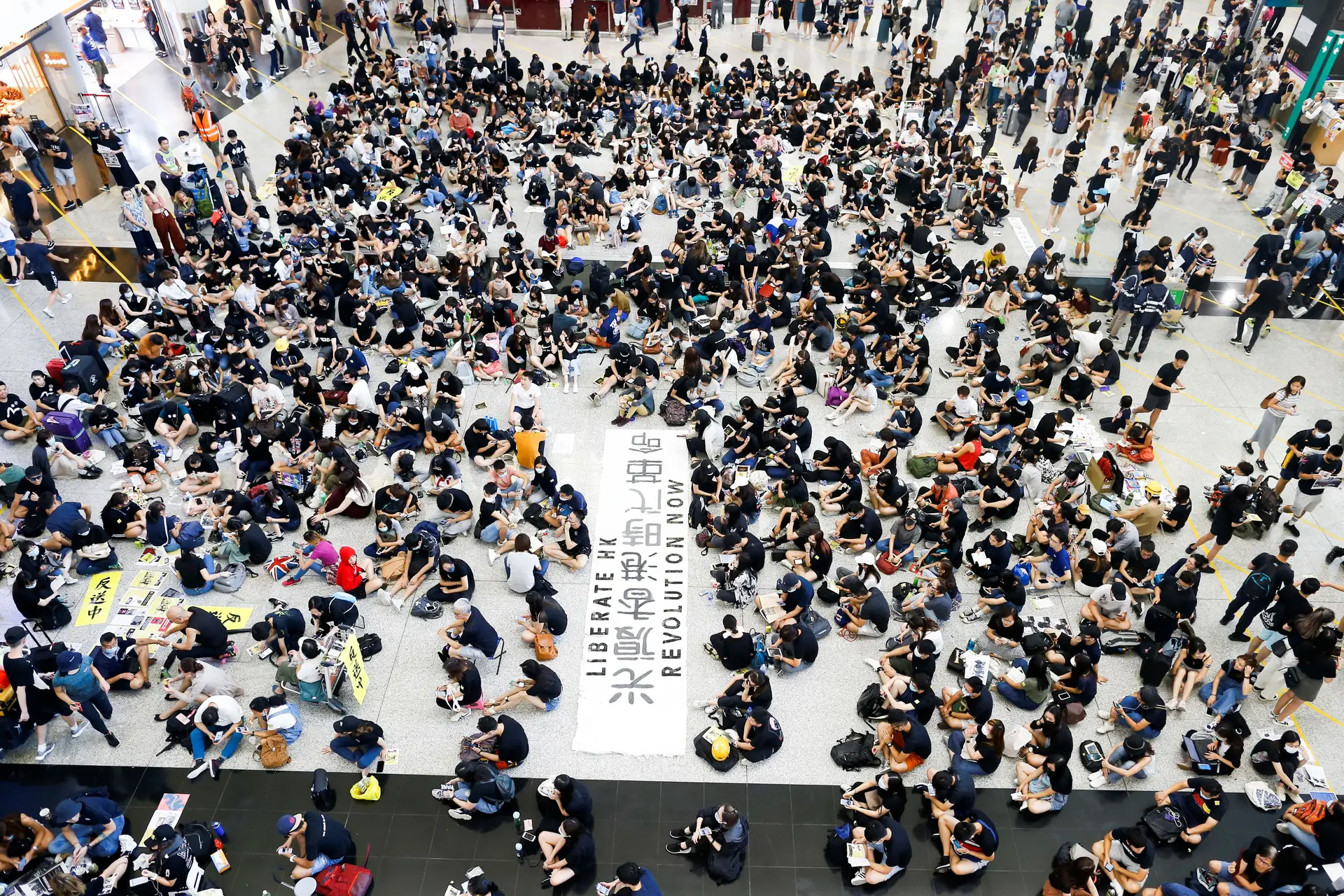 Centenas de manifestantes concentram-se no aeroporto de Hong Kong
