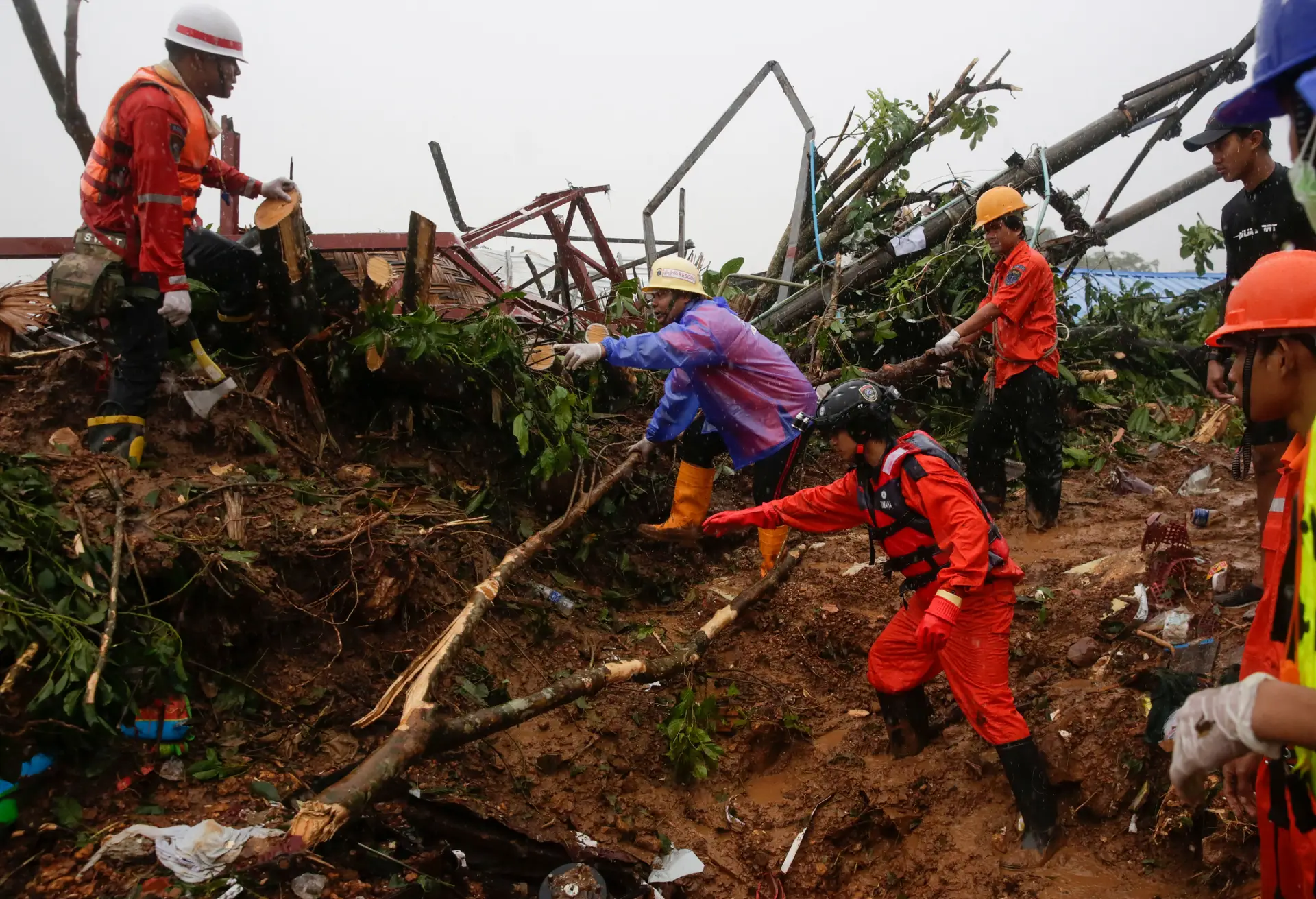 Balanço de mortos em aluimento de terras em Myanmar sobe para 30