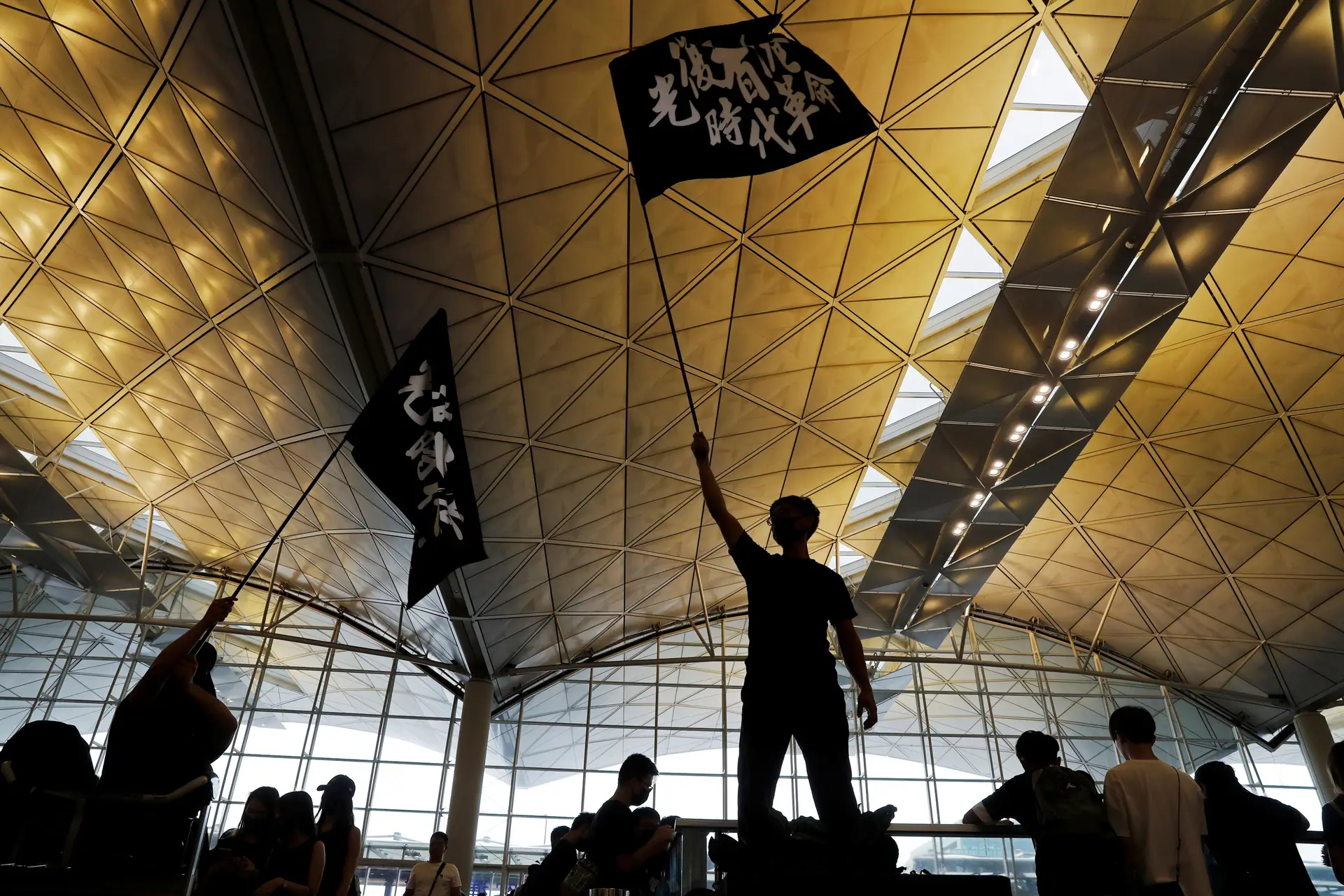 Aeroporto de Hong Kong vai retomar ligações aéreas na terça-feira