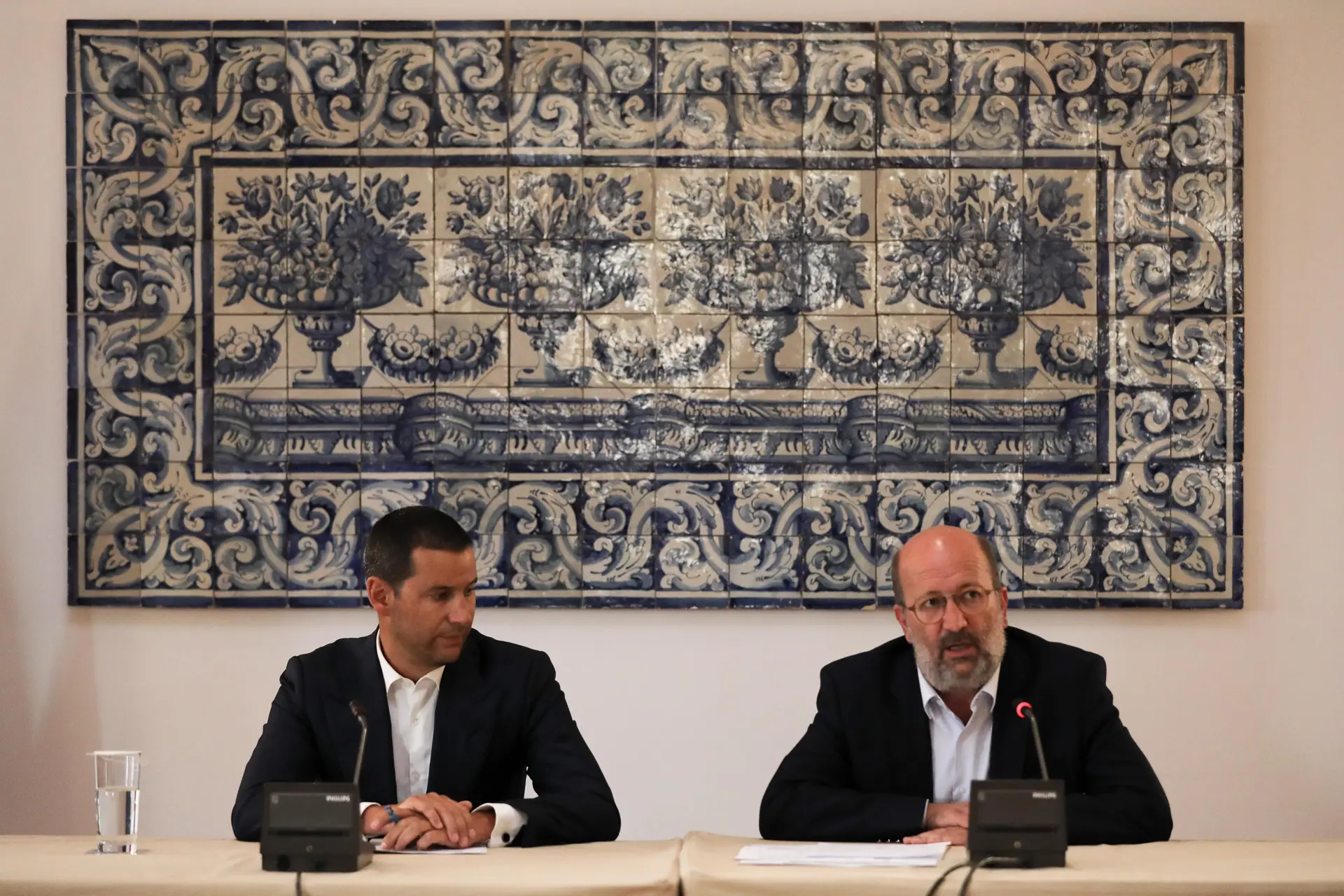 O ministro do Ambiente e da Transição Energética, João Pedro Matos Fernandes (D), acompanhado pelo secretário de Estado da Energia, João Galamba