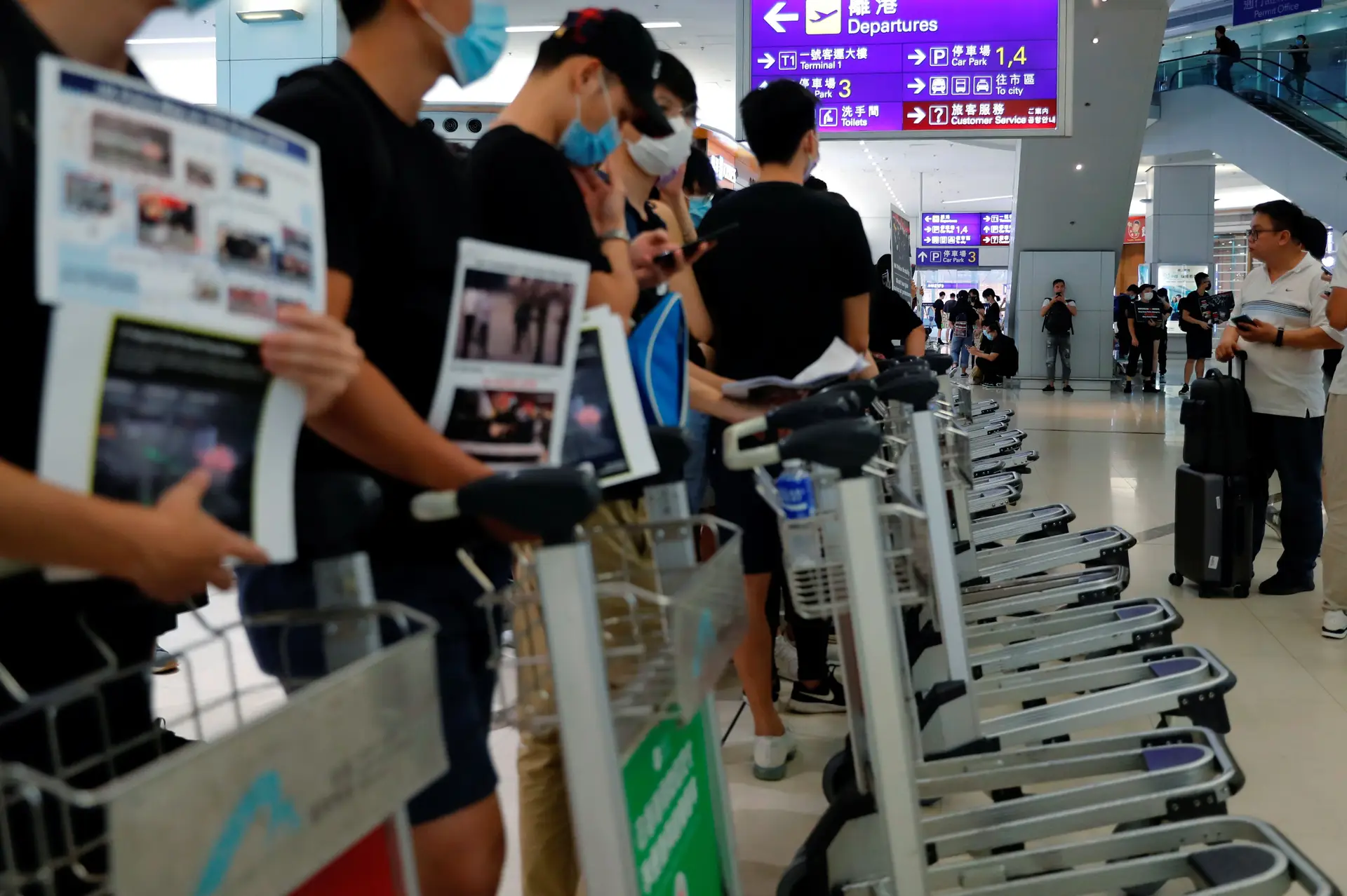 Autoridades aeroportuárias cancelam partidas do aeroporto internacional Hong Kong