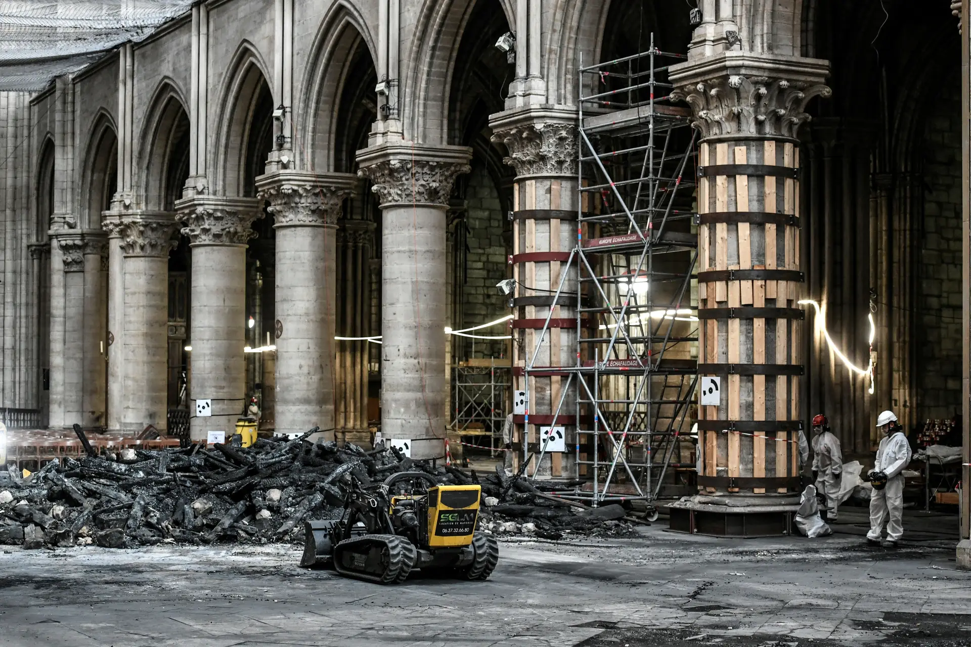 Várias pedras caíram do teto da catedral de Notre-Dame