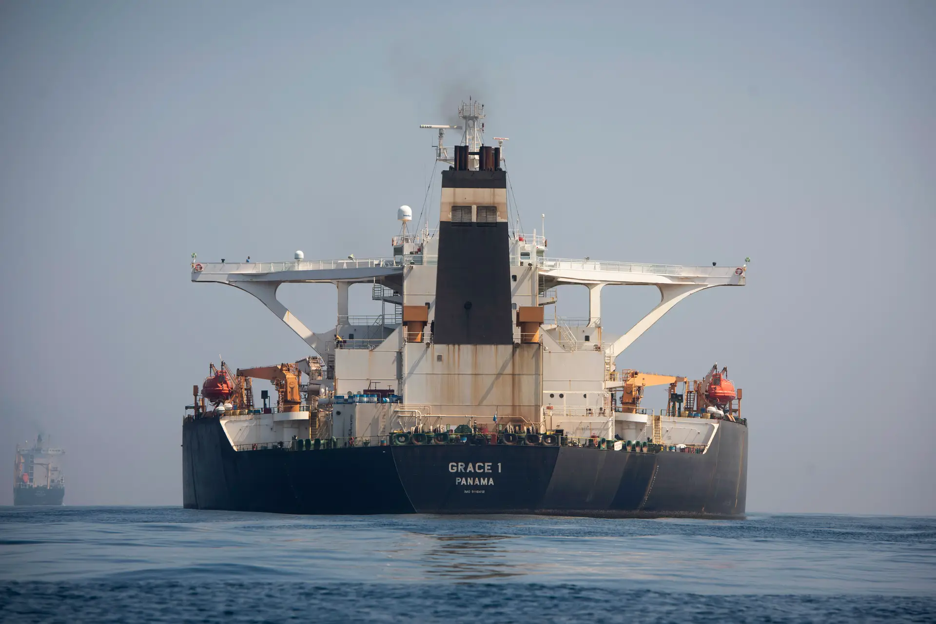 Petroleiro iraniano demasiado grande para entrar num porto na Grécia