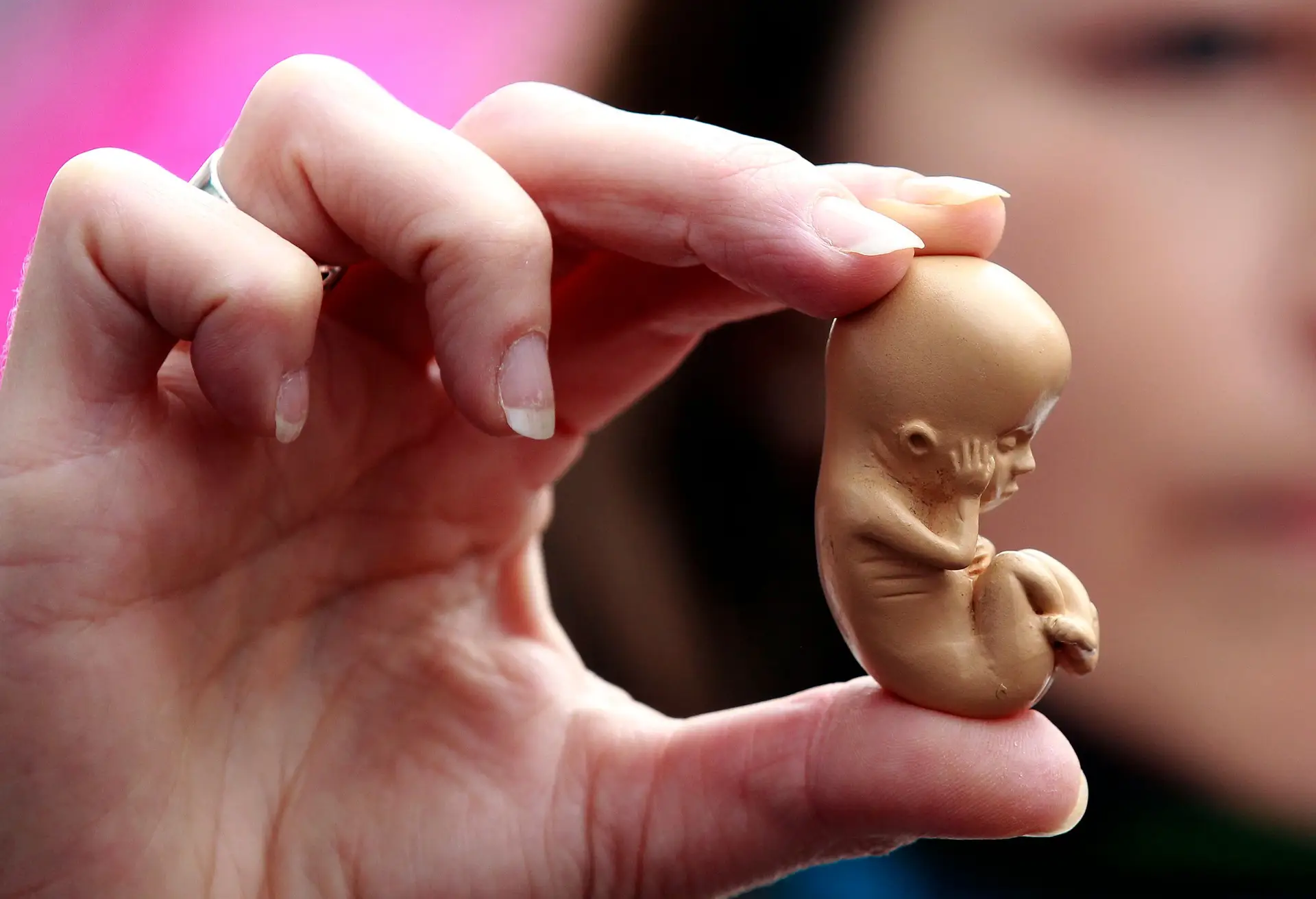Pentágono garante assistência a militares no aborto e saúde reprodutiva