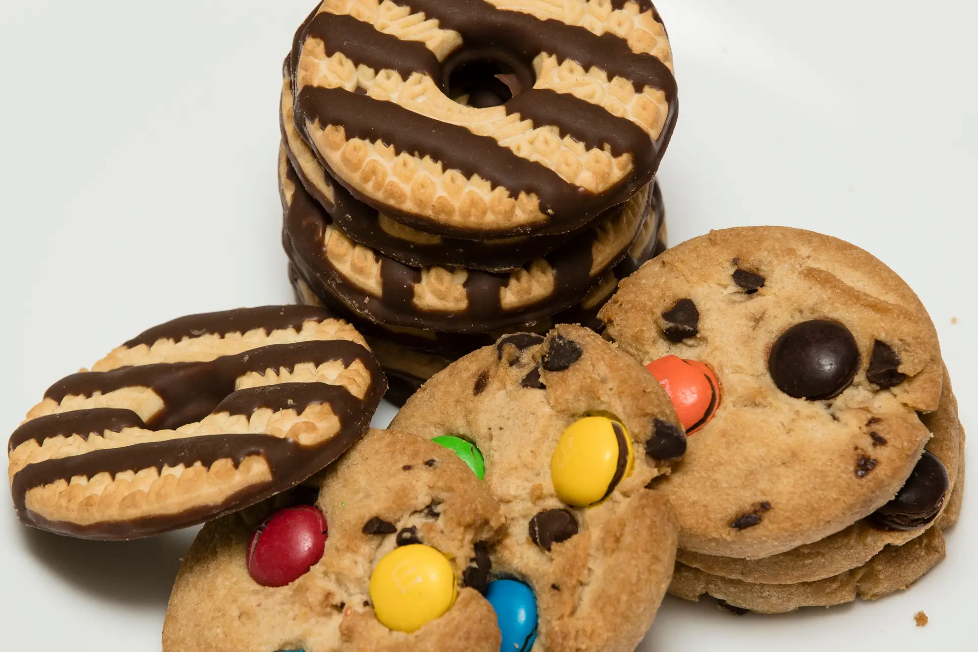 Alimentos com mais açúcar, sal e gorduras banidos da publicidade para crianças