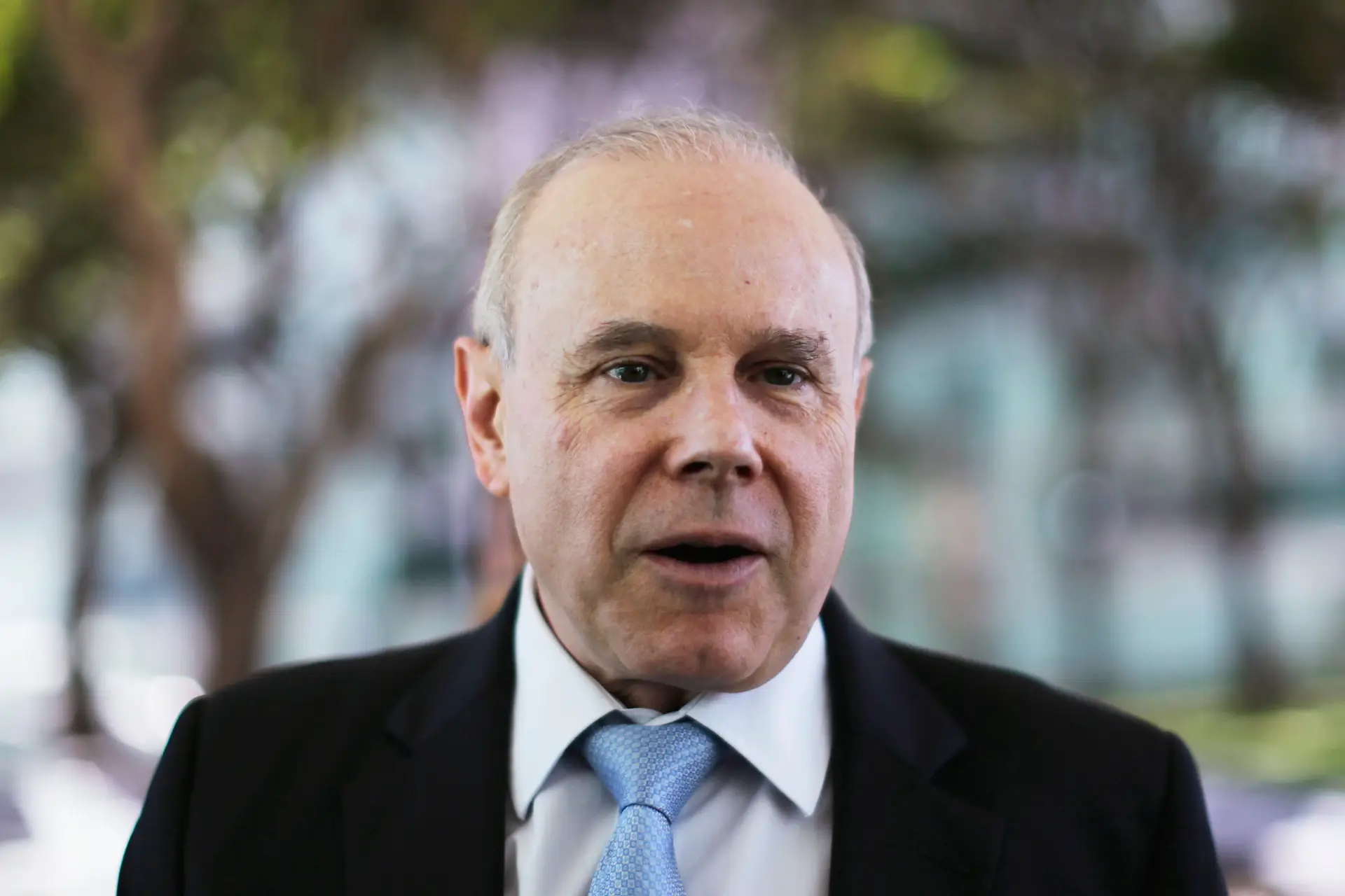 Ex-ministro do Brasil obrigado a entregar passaporte e usar pulseira eletrónica