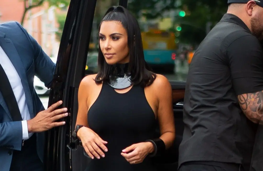 Kim Kardashian foge de porcos nas Bahamas