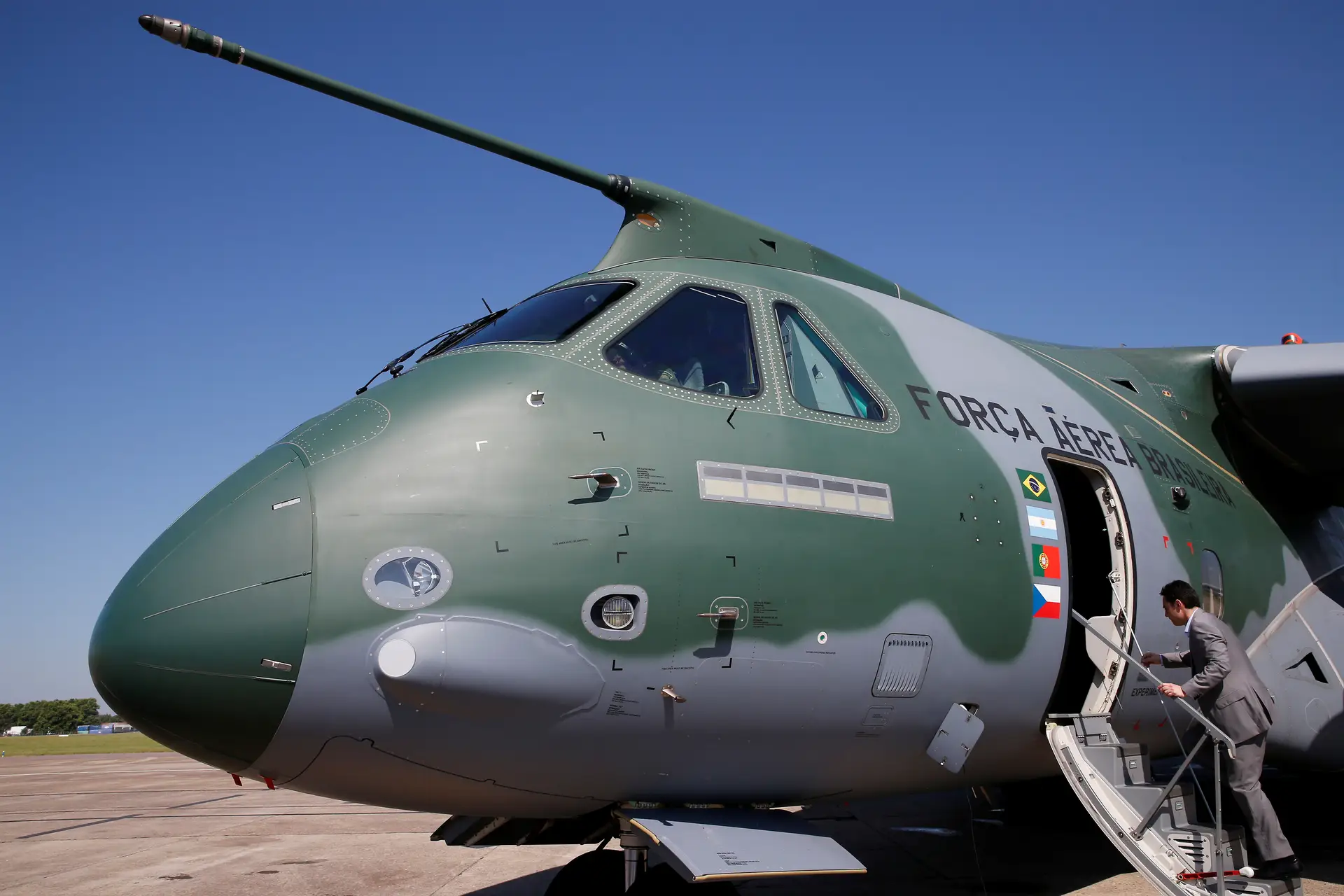 Primeira aeronave KC-390 da Força Aérea apresentada com a presença do primeiro-ministro