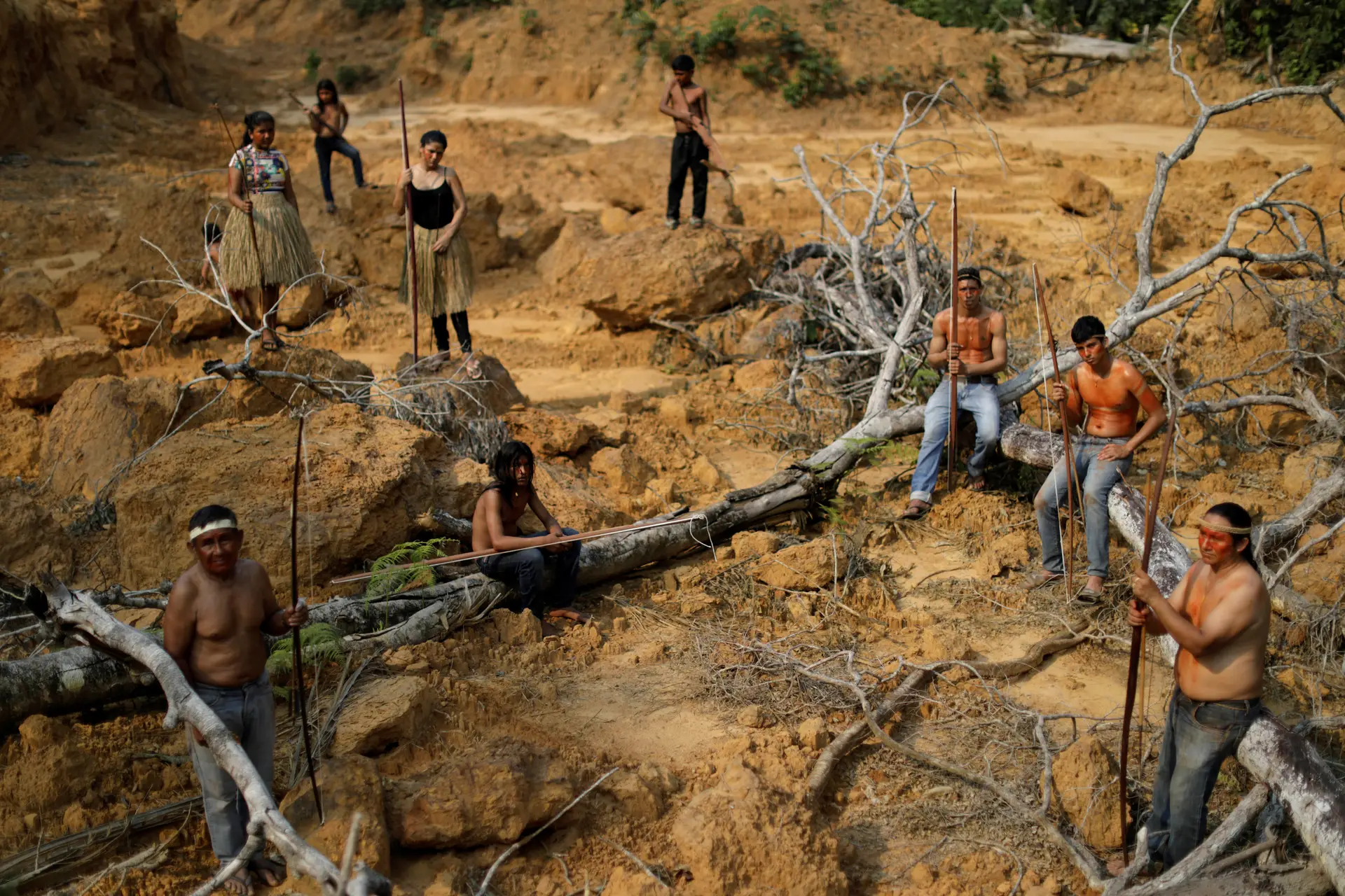 Indígenas da tribo Mura numa zona desflorestada em território indígena na floresta amazónica, no estado do Amazonas, Brasil.