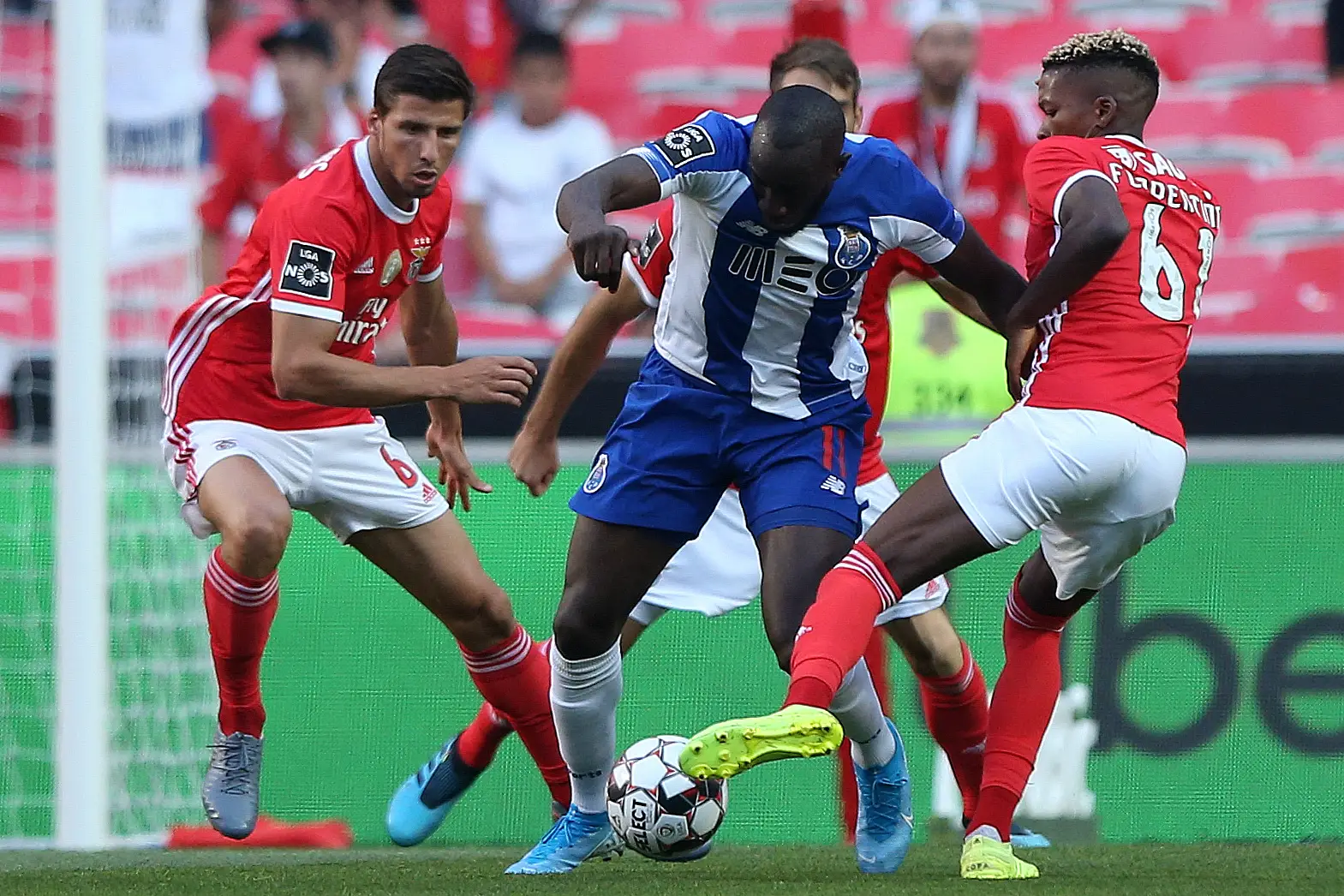 O Benfica ganhou a Supertaça ao FC Porto. E a Supertaça fez quase uma  caricatura ao futebol português