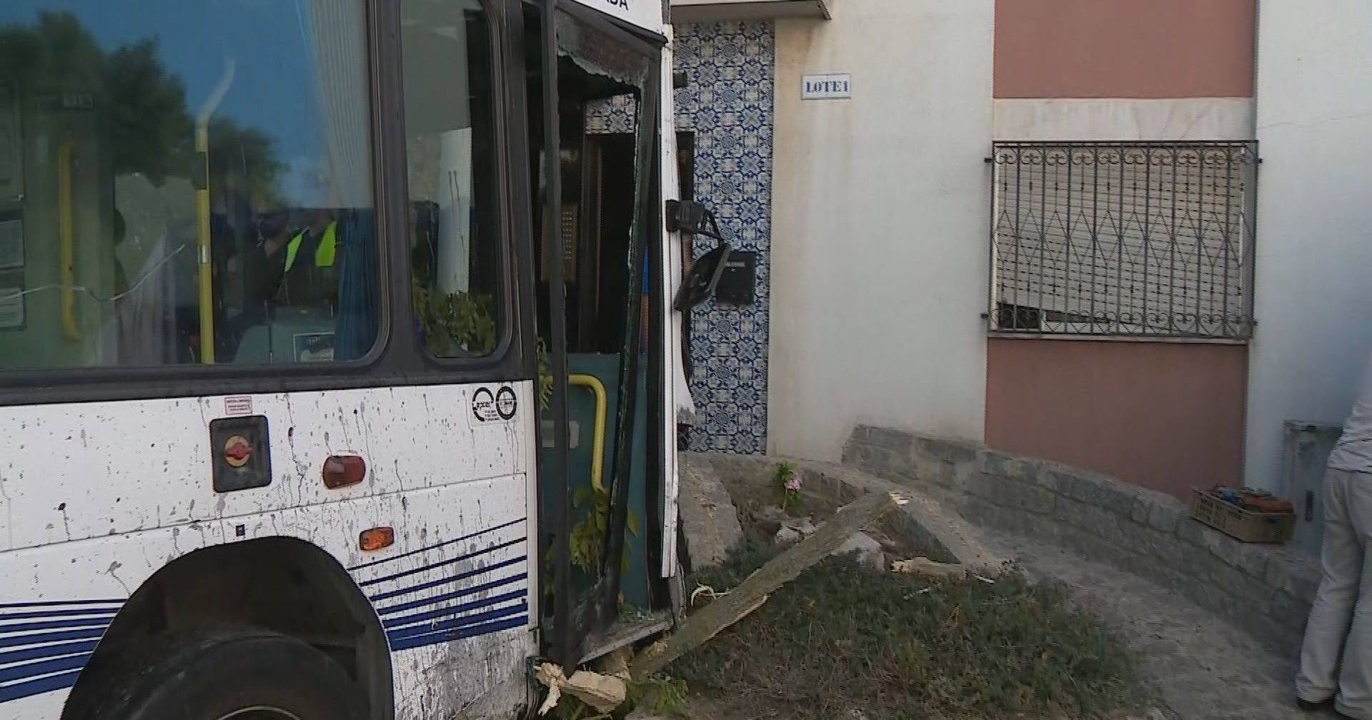 Autocarro despista-se em Setúbal e abalroa oito viaturas - SIC Notícias