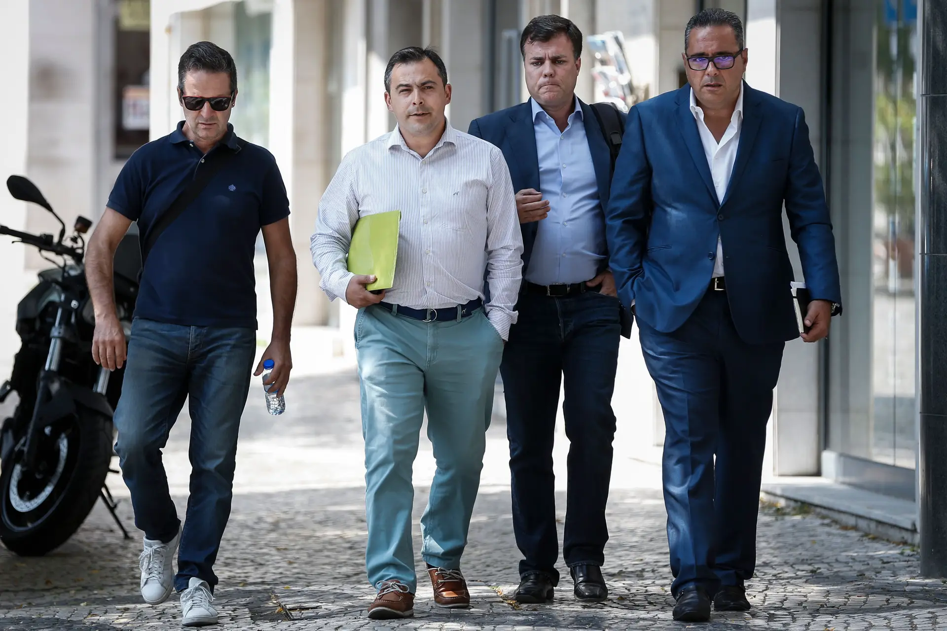 O presidente do Sindicato Nacional dos Motoristas de Matérias Perigosas (SNMMP), Francisco São Bento (2-E), o antigo porta-voz do Sindicato dos Motoristas de Matérias Perigosas (SMMP), Pardal Henriques (D), e o mediador do Sindicato Nacional dos Motoristas de Matérias Perigosas (SNMMP), Bruno Fialho (2-D) em agosto de 2019.
